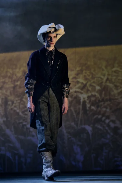 Look 10